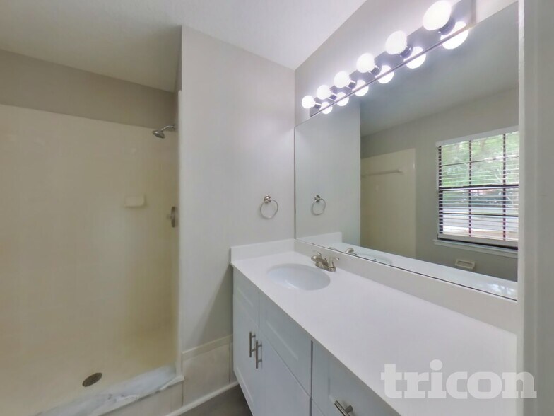 Building Photo - 3572 Raymur Villa Dr