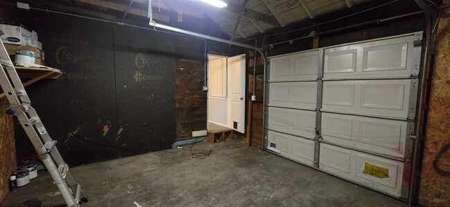 Building Photo - Ash