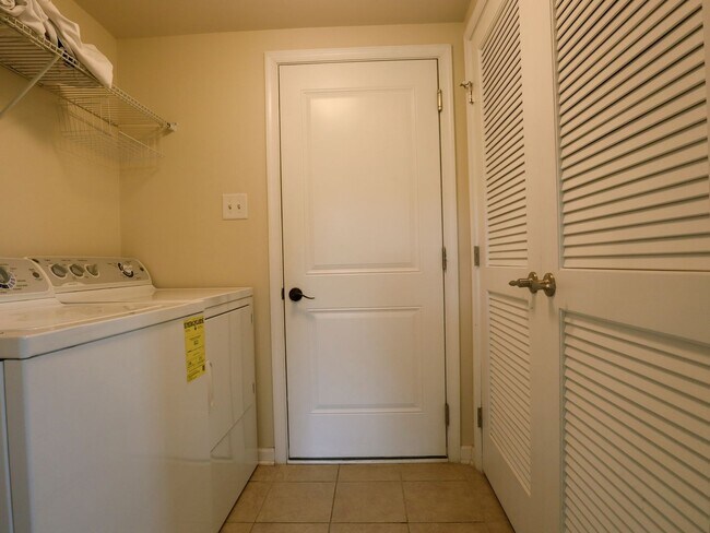 Building Photo - 4BR Corner Townhome in West Broad Village