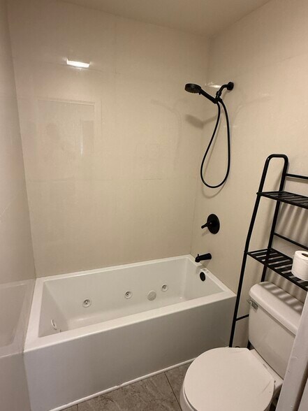 Jacuzzi tub - 1616 Rio Vista Ave