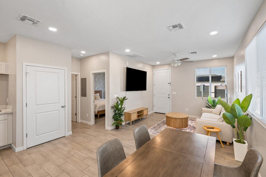 Building Photo - 6606 W Paradise Ln