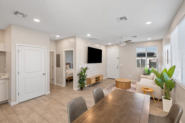 Building Photo - 6606 W Paradise Ln
