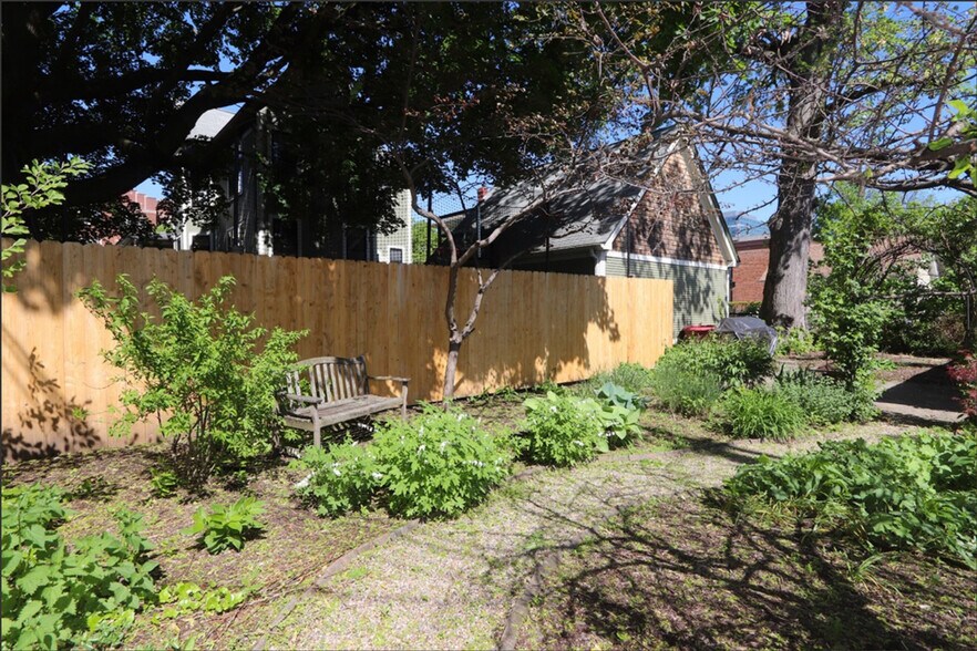 Building Photo - 916 Pleasant St