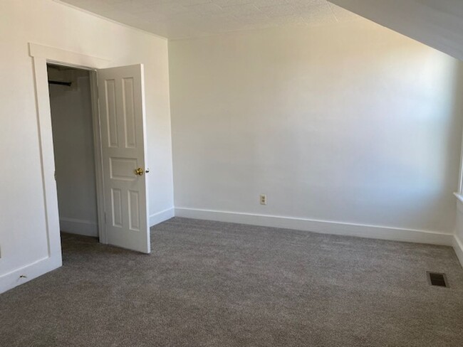 Building Photo - 2 Bedroom 1 Bathroom Unit Available in Urb...