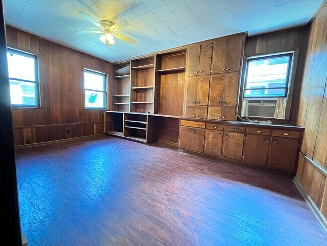 Building Photo - Central Gardens home with 4BR/2ba up w off...