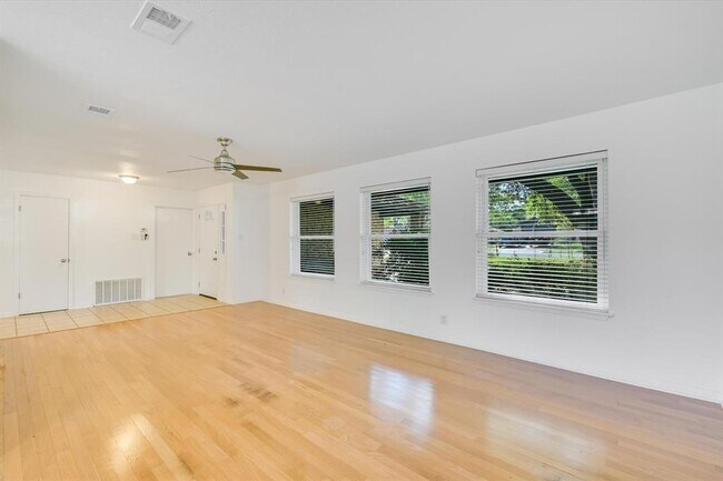 Building Photo - 11803 Broad Oaks Dr