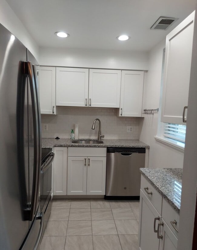Building Photo - Stunning And Spacious 2-Level, 1 Bedroom, ...