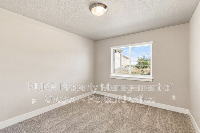 Building Photo - 588 NE Alderwood Dr