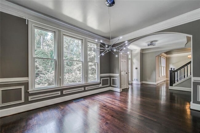 Building Photo - 2555 Ridgewood Rd NW
