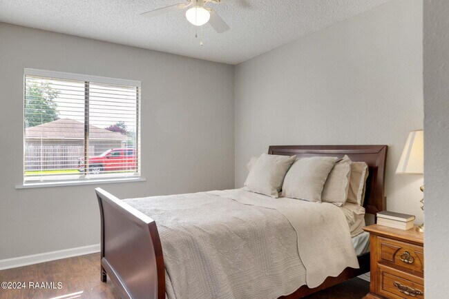 Building Photo - 303 Plaza Village Dr