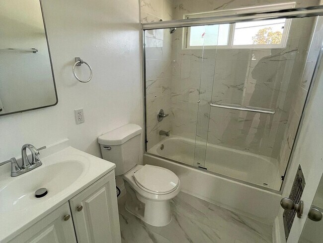 Building Photo - 508 S Catalina Ave