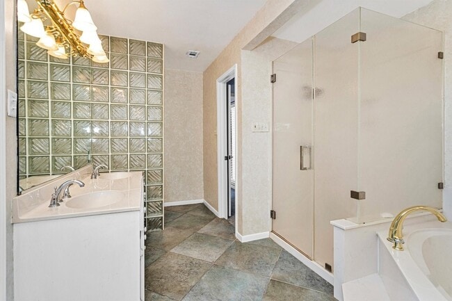 Building Photo - 50 April Point Dr S