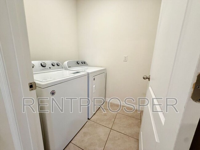 Building Photo - 3005 Country Club Cir