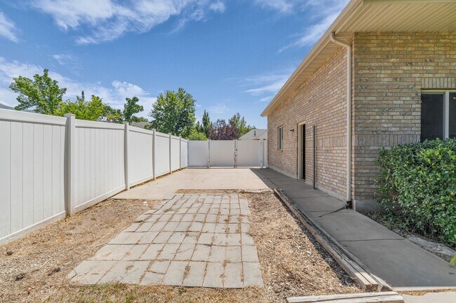 Building Photo - Spacious 5 Bed Kaysville Home with 3-Car Garage