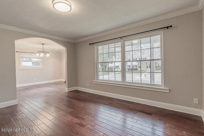 Building Photo - 1549 Montrose Ave E