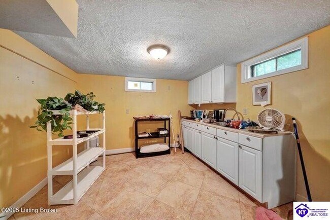 Building Photo - 809 Clifford Dr