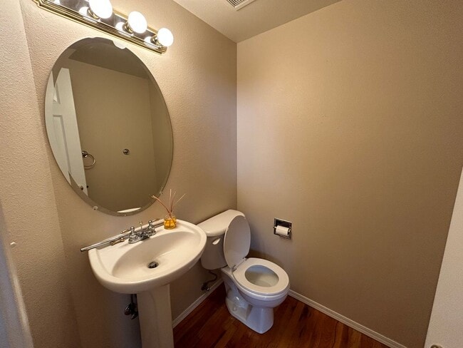 Building Photo - 4 Bed 3.5 Bath