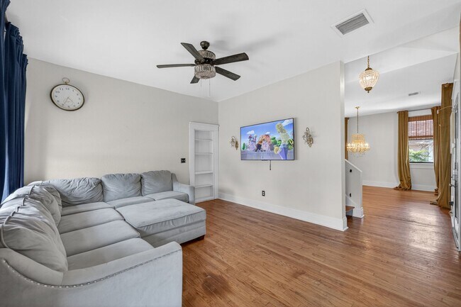 Building Photo - Stunning 4-bedroom home in Tampa! (Bonus room)