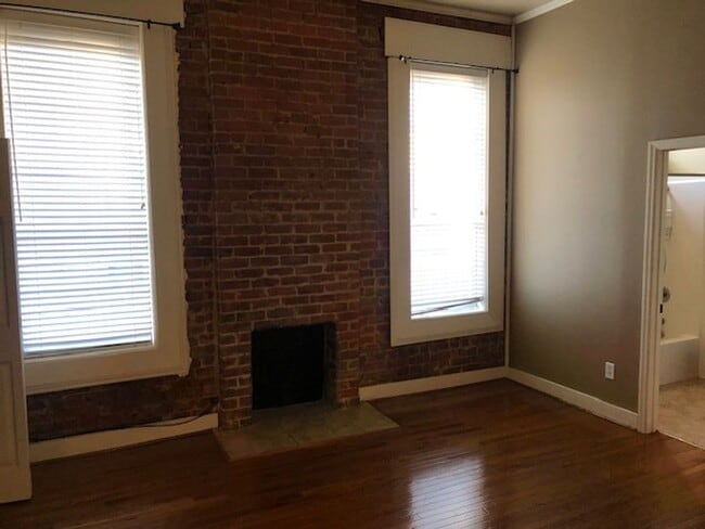 Building Photo - 109 N Spring St
