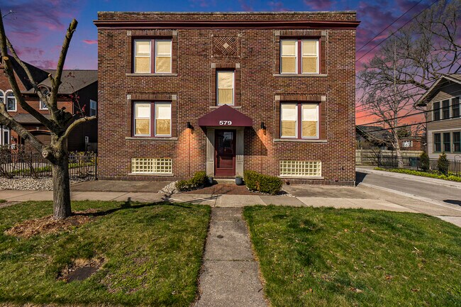 Building Photo - 579 N Center St