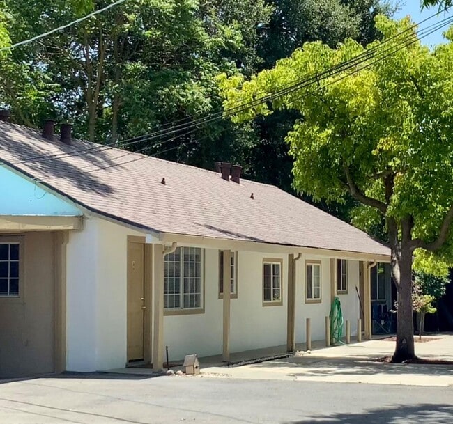Building Photo - Absolutely ADORABLE/Spacious 2/2 Duplex!  ...