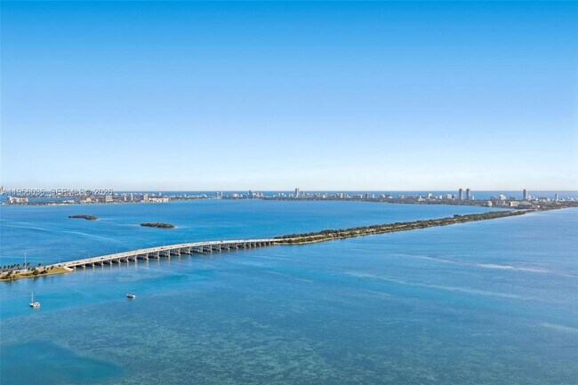 Building Photo - 700 NE 26th Terrace