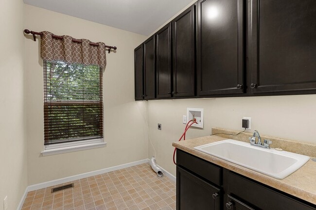 Building Photo - Stunning Former Display Home on a Quiet Cu...
