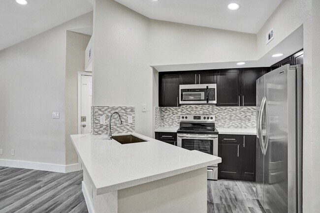 Building Photo - 2BED/1BATH renovated apartment ready to MOVE IN!