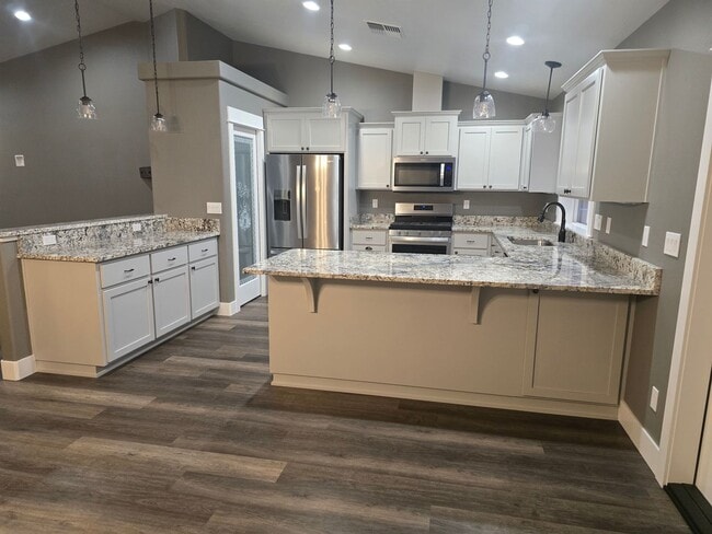 Building Photo - 3 bed 2 bath  Home for Rent in Grants Pass