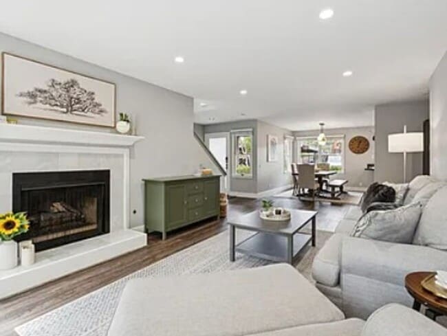 Primary Photo - 641 Centre Ct