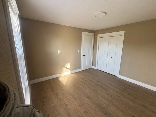 Building Photo - 218 S Oak St