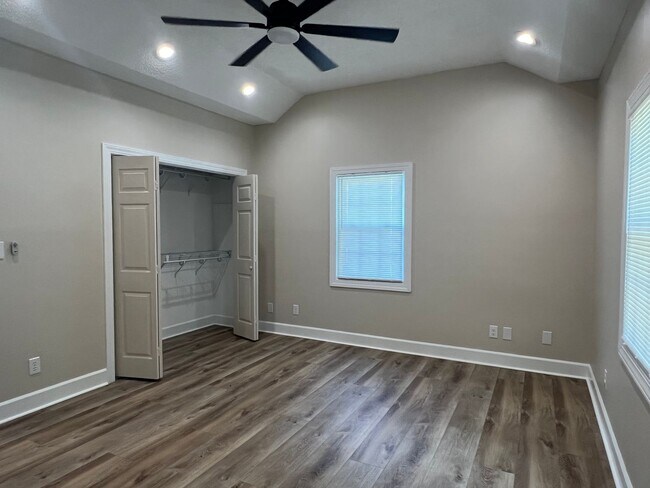 Building Photo - Stunning One Level Home located in central Johnson City!  