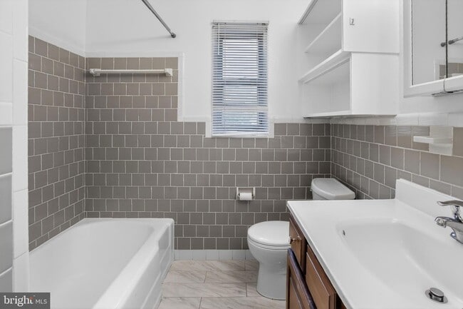 Building Photo - 5205 Saratoga Ave