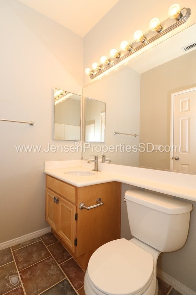 Building Photo - 2 Bed, 2 Bath Townhome w/ Garage and Laundry