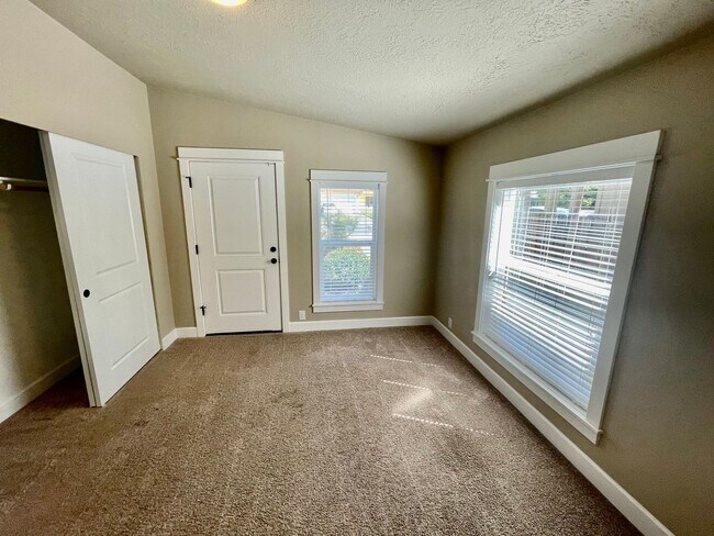 Building Photo - Single Story- 3 Bedroom, 2 Bath Spacious Home with Large Yard