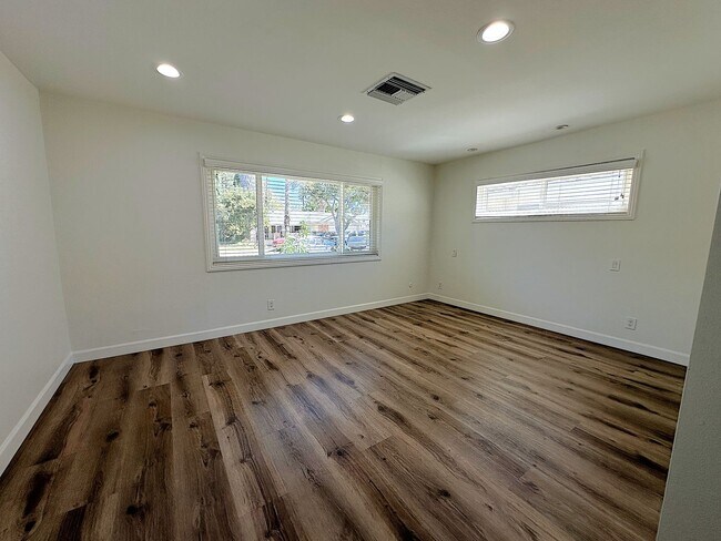 Building Photo - Spacious 3-Bedroom Retreat with Newly Reno...