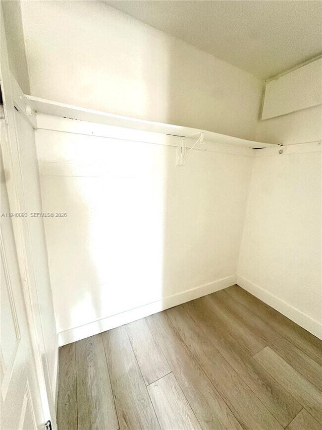 Building Photo - 967 SW 5th St