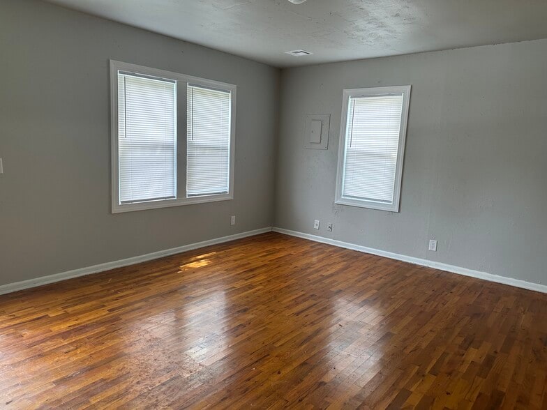 Living Room - 622 S Mission Ave