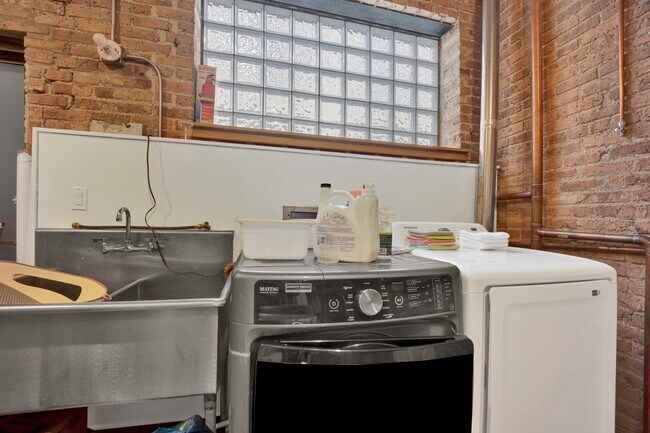 Building Photo - 935 W Randolph St