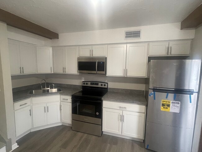 Building Photo - 8895 N Swan Rd