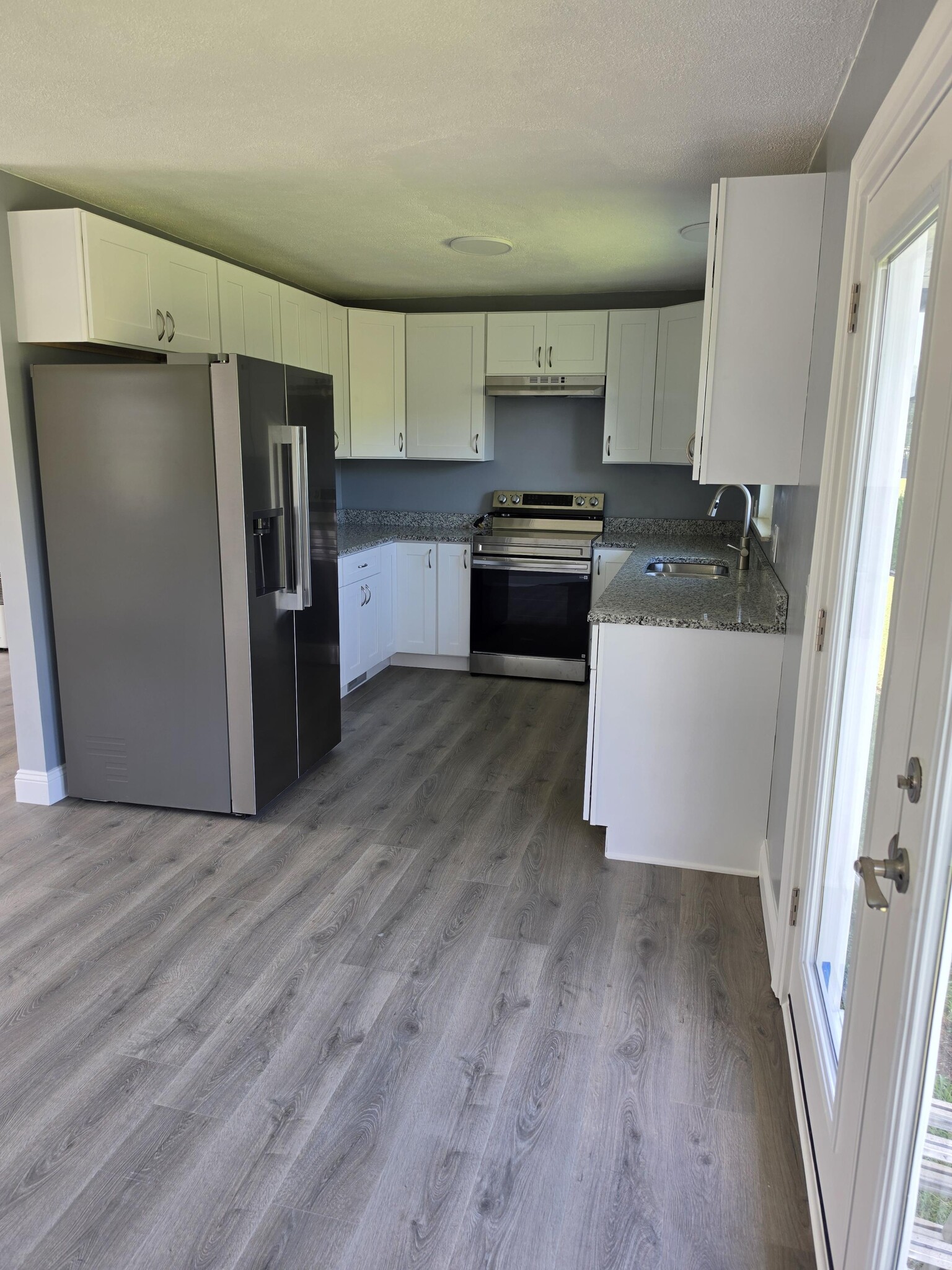 Building Photo - 421 River Bend Dr