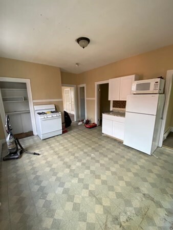 Primary Photo - 98 Heath St