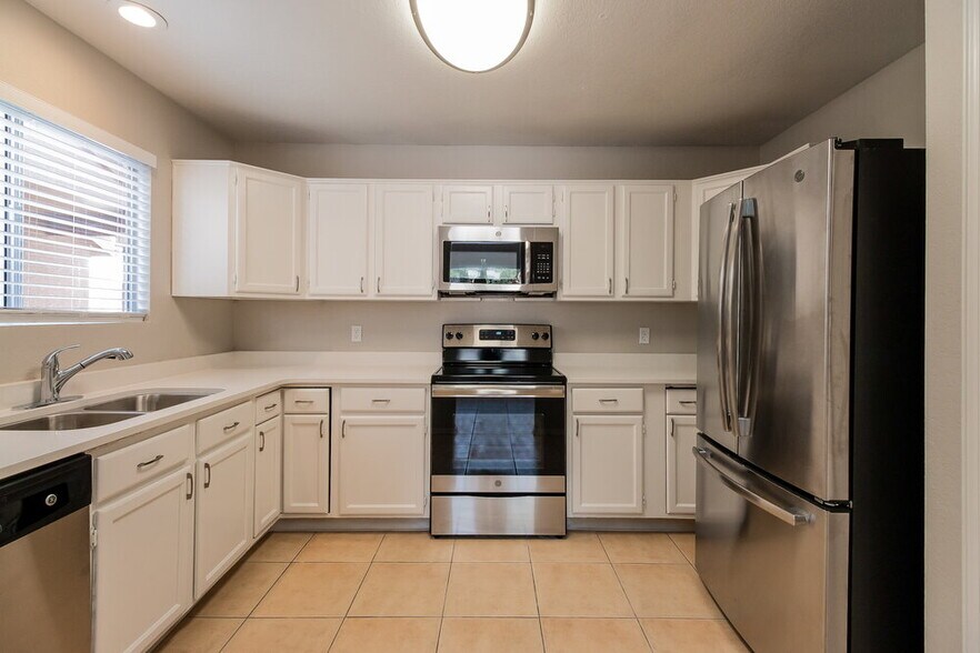 Building Photo - 7848 W Fleetwood Ln
