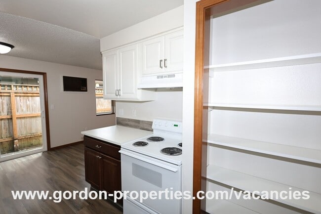 Building Photo - Webster Rd - Gladstone 2 bedroom duplex