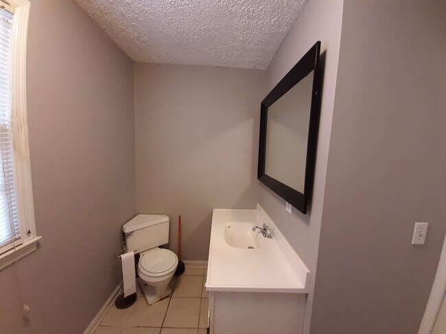 Building Photo - 105 Travis St