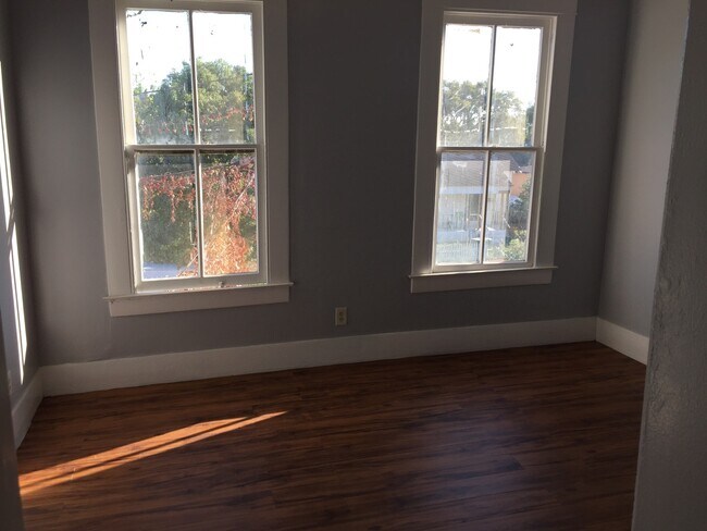 Building Photo - Comfortable 2 bedroom house in Galveston