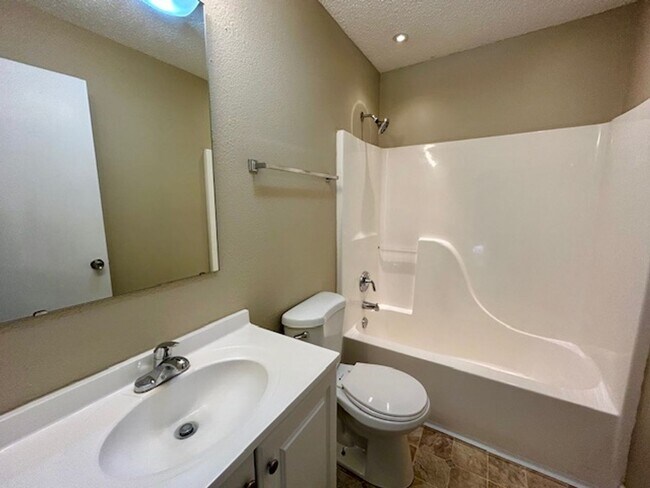 Building Photo - Wonderful 4 Bedroom 2.5 Bathroom Two Story Home in Lawrence!