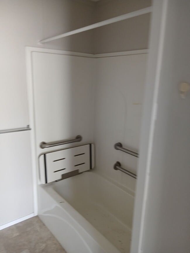 Building Photo - Naples 3/2 updated home