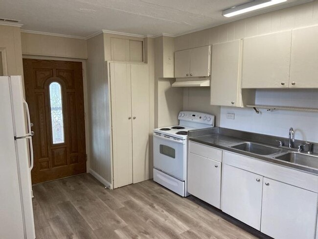 Building Photo - 3/1 Newly Remodeled Oak Ridge