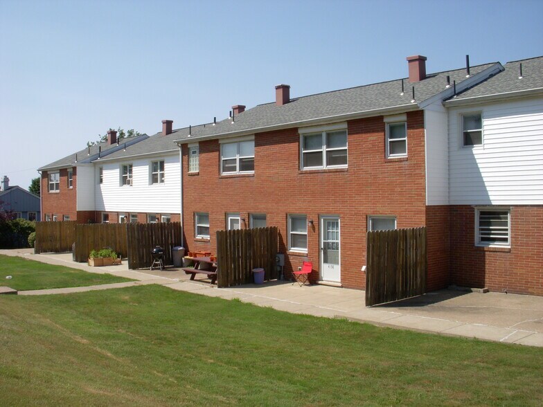 Rear Exterior - 4158 Woodbine Ter